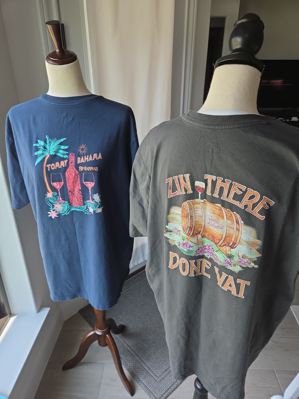 Tommy Bahama Men's Short Sleeve Crew Neck T-Shirts in Navy and Black
